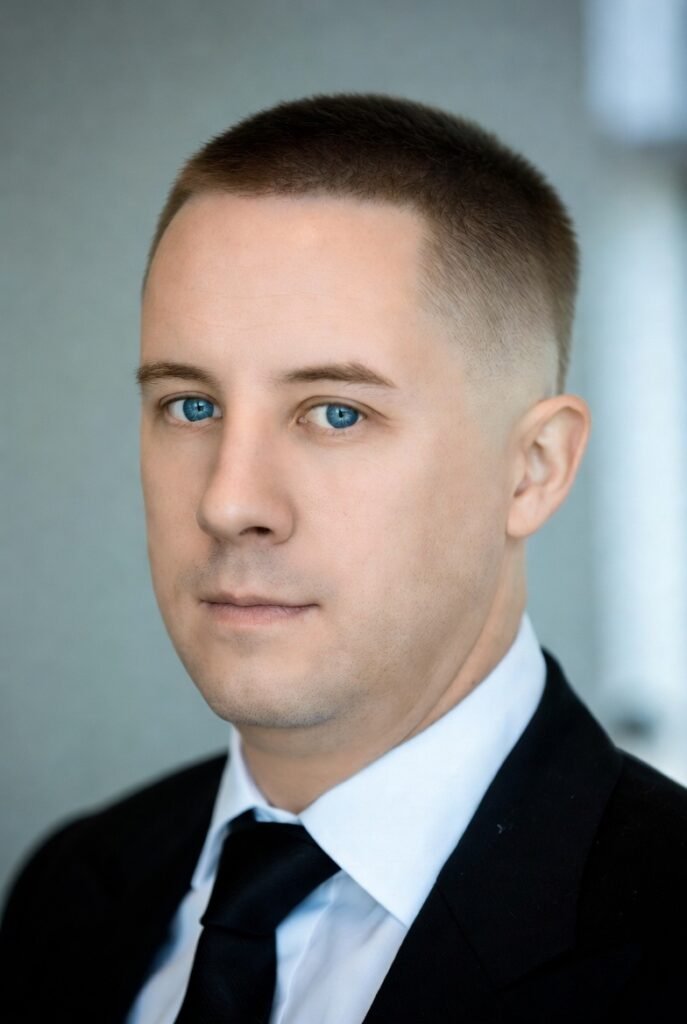 Shadow fade buzz for men – subtle gradient professional modern